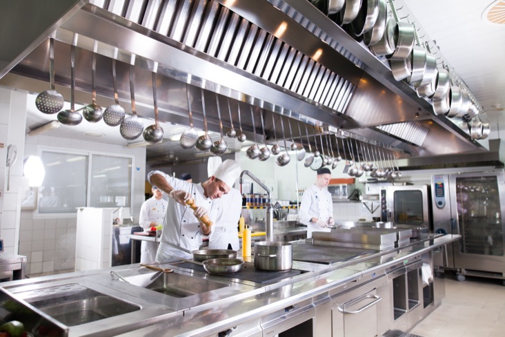 Cuisine professionnelle équipée de hottes d’extraction